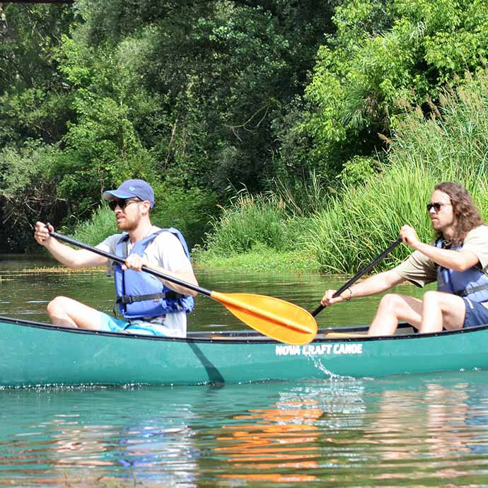 Retirada de plantas invasoras en kayak