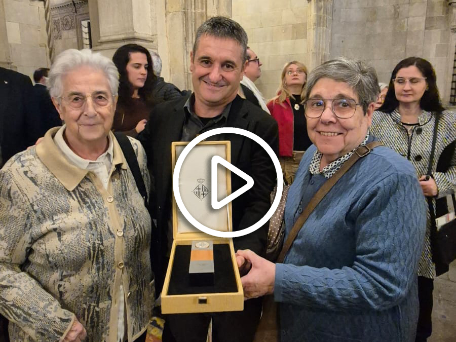 Àngels Muro, Eduard Riudavets i Montse Espinalt amb la Medalla d’Honor de Barcelona.