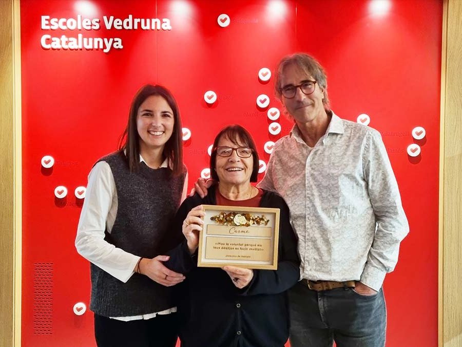 D’esquerra a dreta: Anna Muñoz, la germana Vedruna Carme Molist i Mario Mercader.