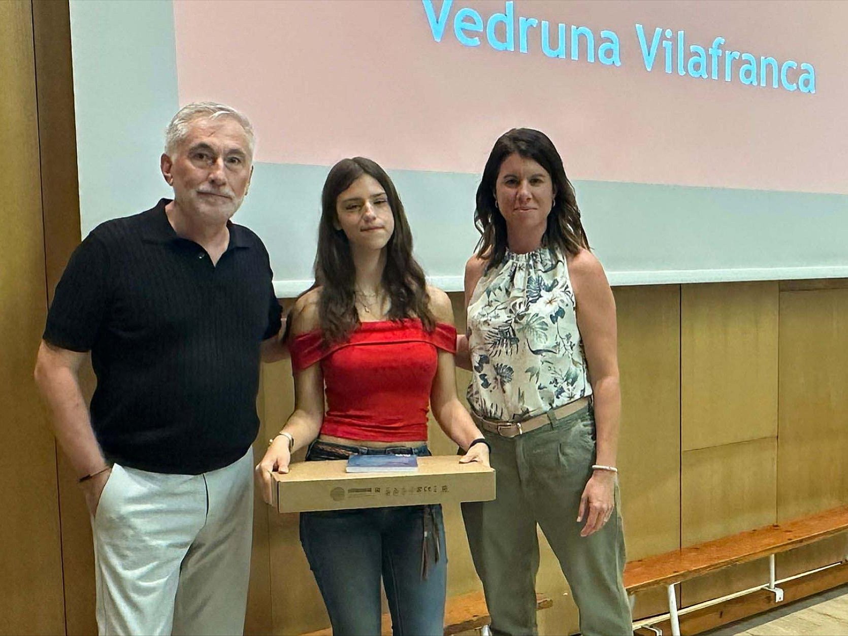 Jaume Tormo i Mònica Martín de l’ISTF amb Clara Bosch, guanyadora del concurs Eureka Divulgadors 