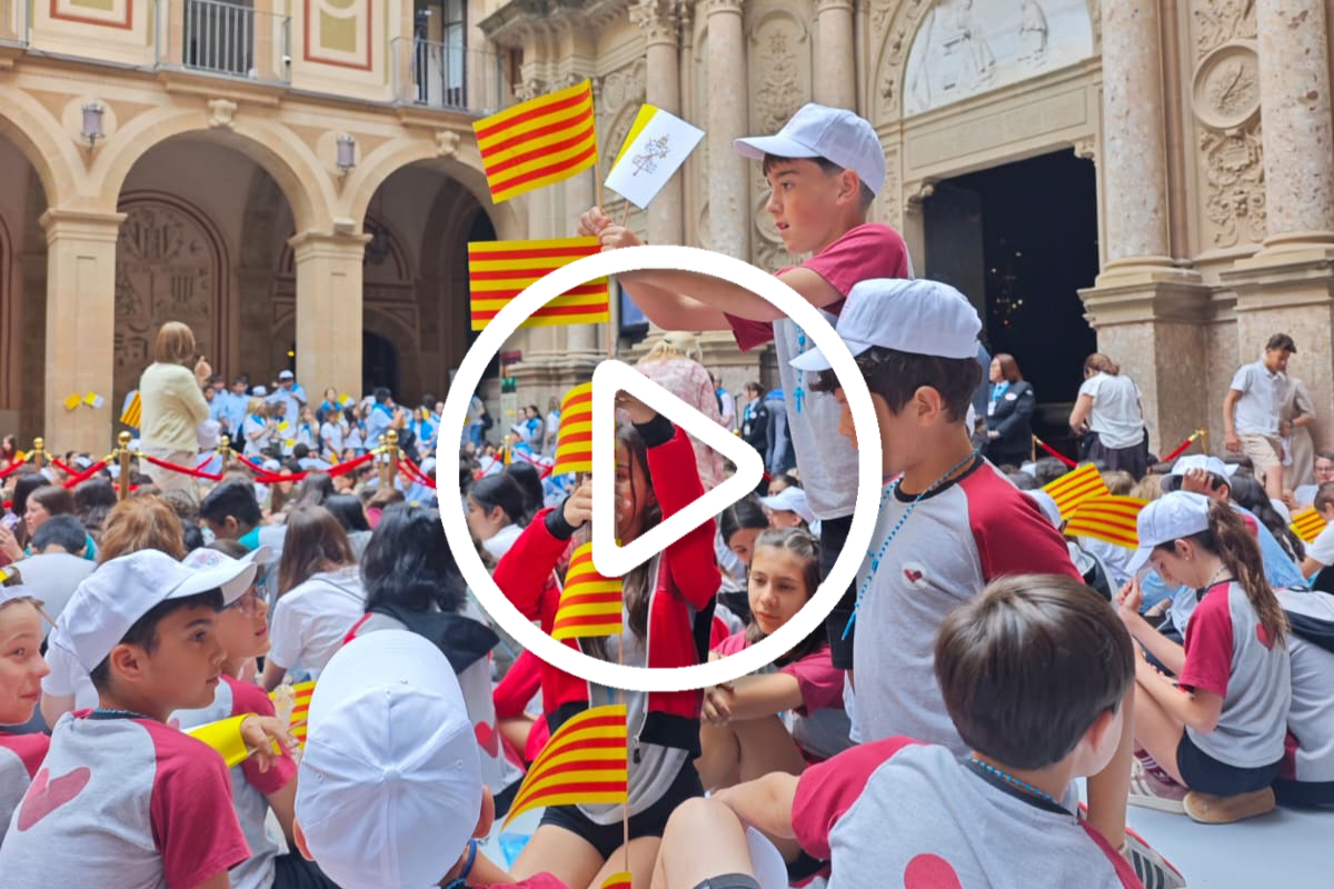 Alumnes de l’escola Vedruna Vall Terrassa a l'atri de la basílica