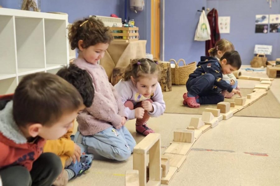 Ambient preparat per jugar, explorar i descobrir posicions i formes
