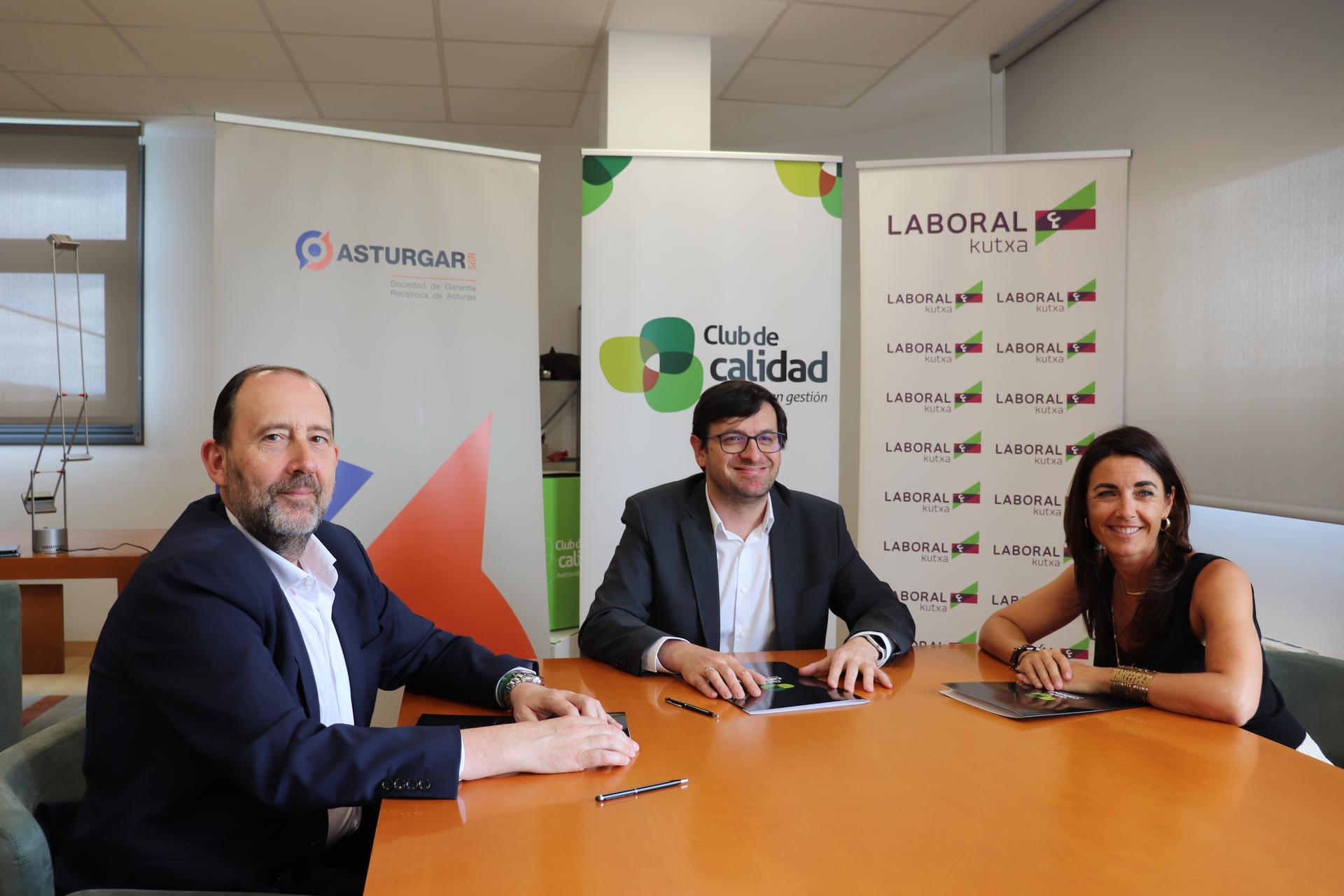 El club de calidad renueva convenio con Asturgar y Laboral Kutxa para promover el intercambio de experiencias