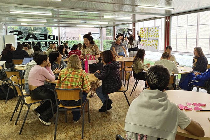 A female fitness athlete. 