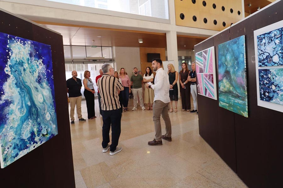 El profesor Luis Miguel Gutiérrez expone en Benidorm la muestra Agua, azul de vida