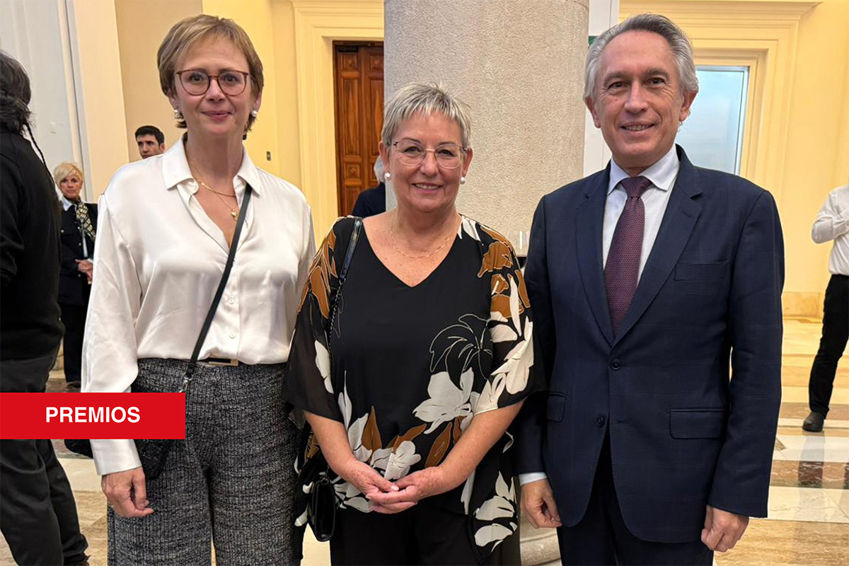 Isabel Abril recibe el premio Enseñanza y Divulgación de la Física, que otorga la Real Sociedad Española de Física-Fundación BBVA