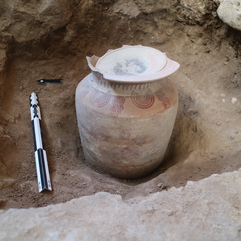 El hallazgo de una urna ibérica bajo las termas romanas abre una nueva perspectiva sobre el yacimiento de La Alcudia