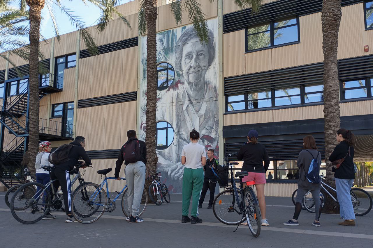 publican una autoguía de rutas en bici por los murales de «Dones de Ciència»