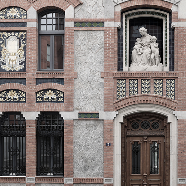 Con adivinaciones del amor construía tu rostro. Arquitecturas cómplices 1939-1999